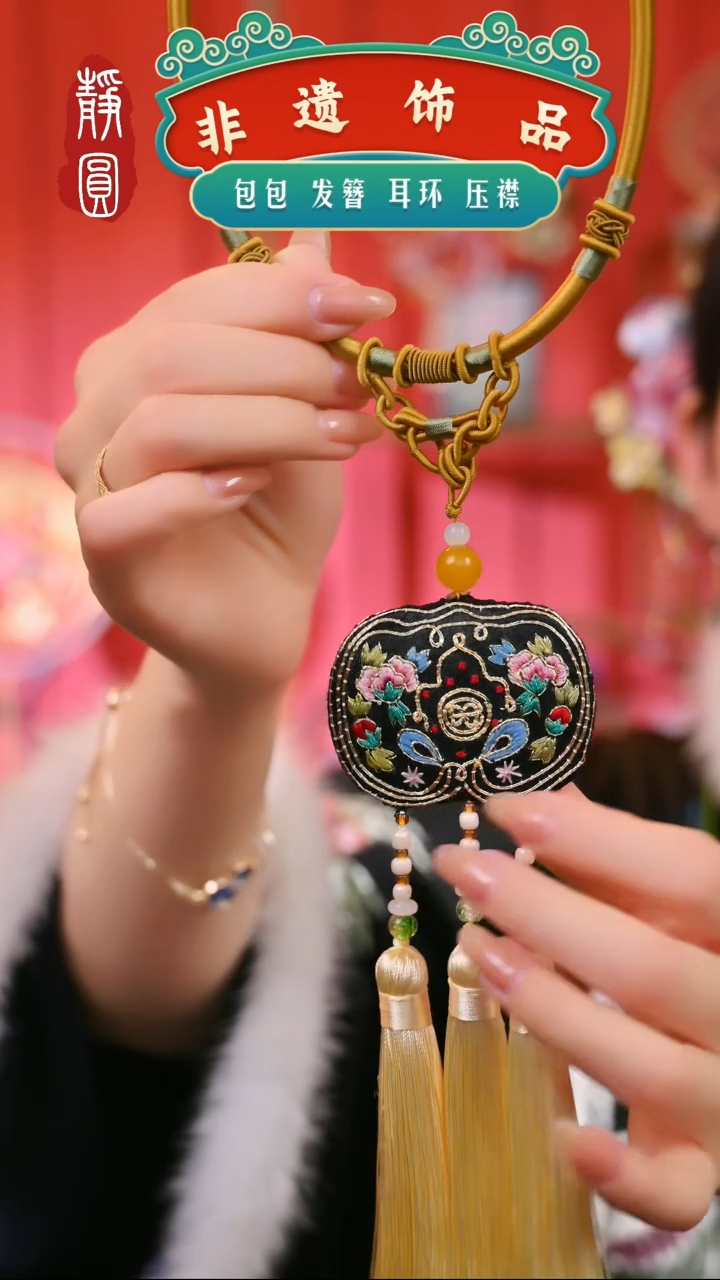 【闪购商品】织绣金色小苹果项圈