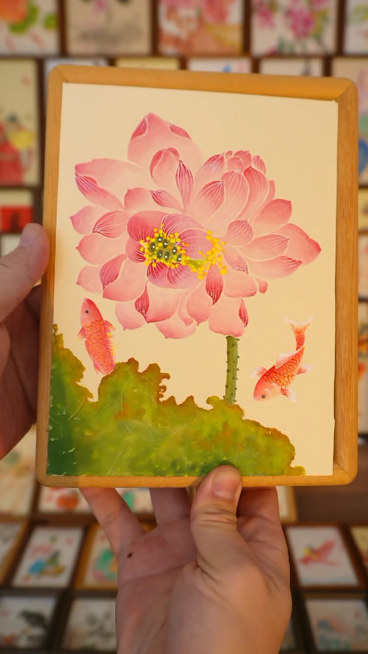 小八寸实木框并蒂莲鱼
