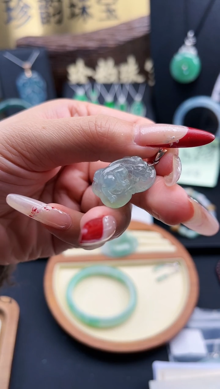 【闪购商品】翡翠颈饰18K金镶嵌吊坠