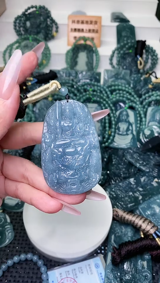 颈饰未镶嵌翡翠 