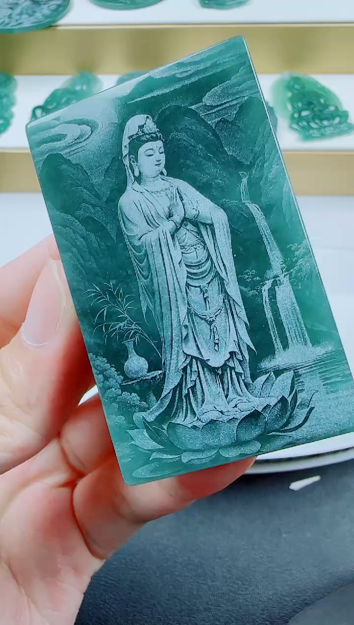 翡翠未镶嵌颈饰方观音