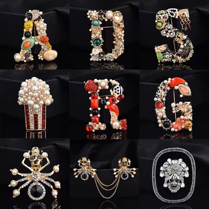 铜合金胸针 季阿玛施新颖2025新款百搭字母蜘蛛头胸针饰品衣服