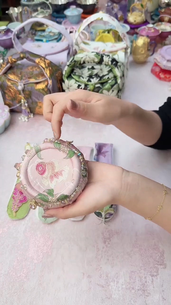 18粉色桂花锦鲤木托 带链条