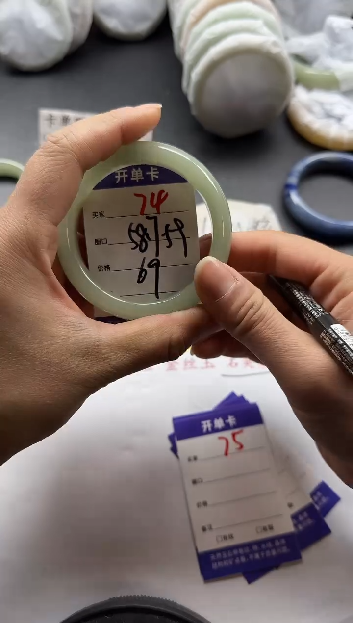 未镶嵌手镯石英质玉74