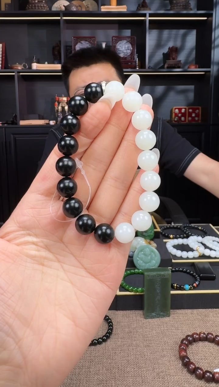 和田玉未镶嵌颈饰12mm黑白手串