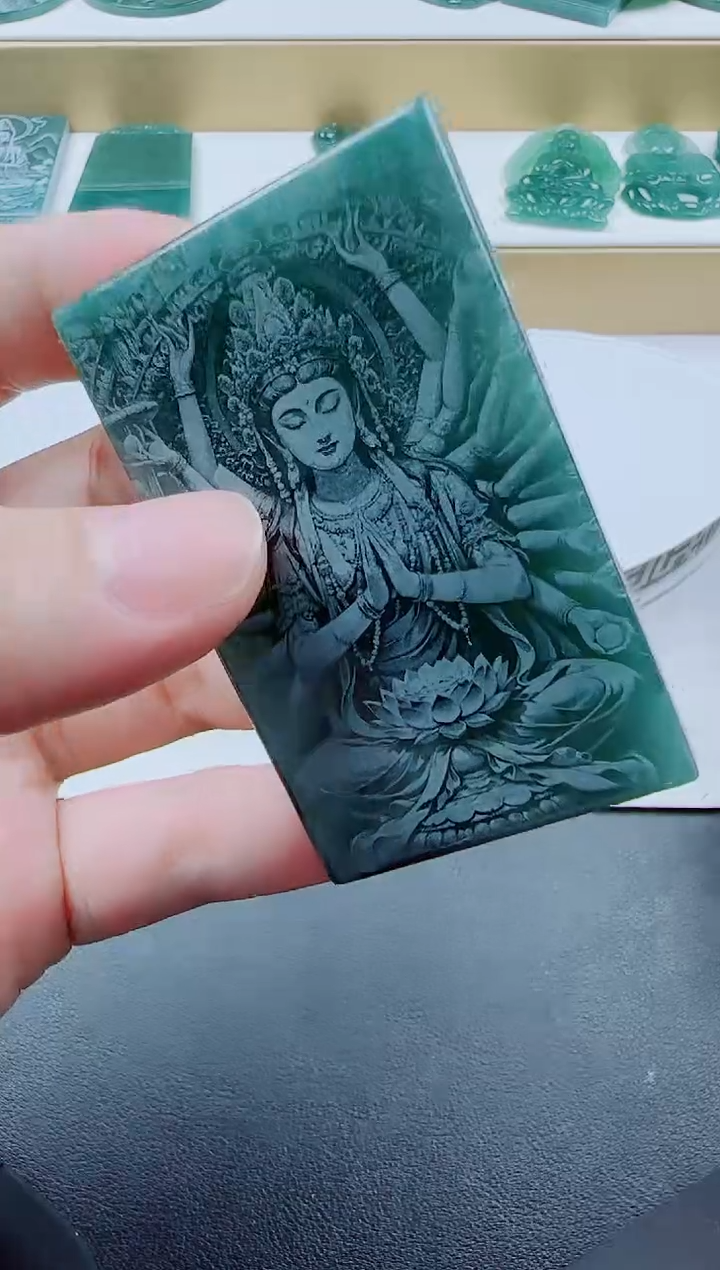 翡翠未镶嵌颈饰鼠本命佛
