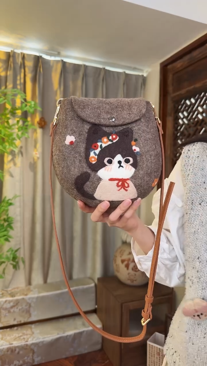 羊毛非遗羊毛毡包 蛋蛋包花环猫咪