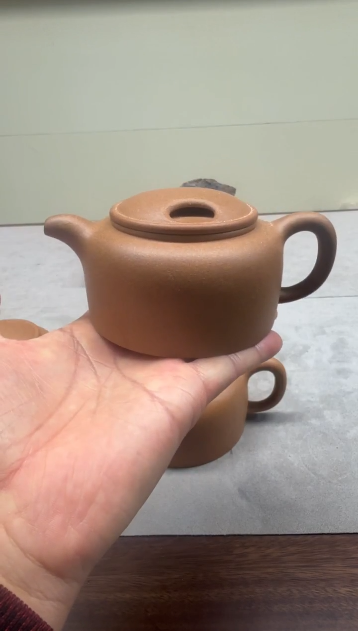茶壶紫砂曾*文240CC沉香半手牛盖