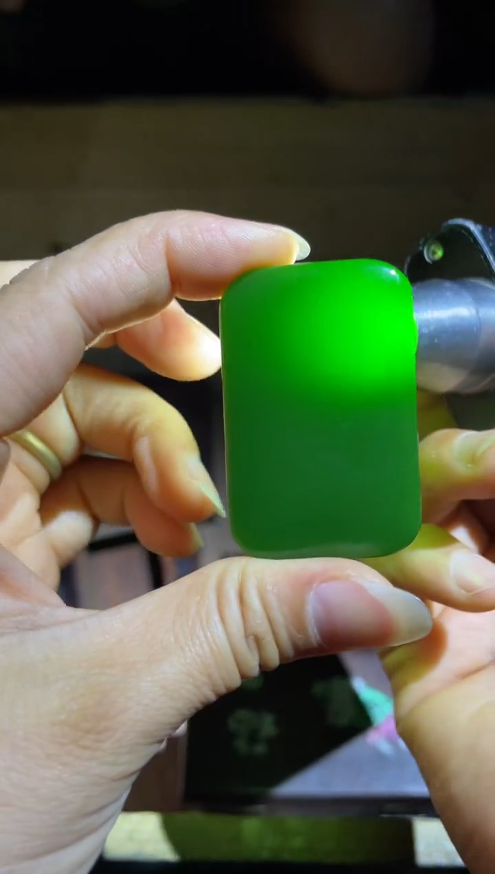 和田玉未镶嵌颈饰菠菜绿平安牌1件