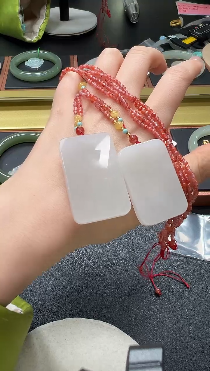 颈饰未镶嵌和田玉无事牌搭南红套链多样性发一有瑕44*29*5/2-5mm 