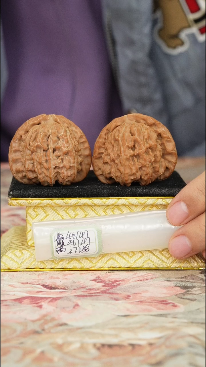 【闪购商品】文玩核桃把件白狮子