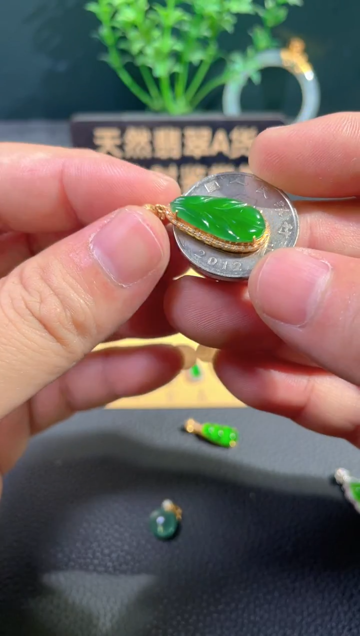 颈饰18K金镶嵌翡翠翡翠