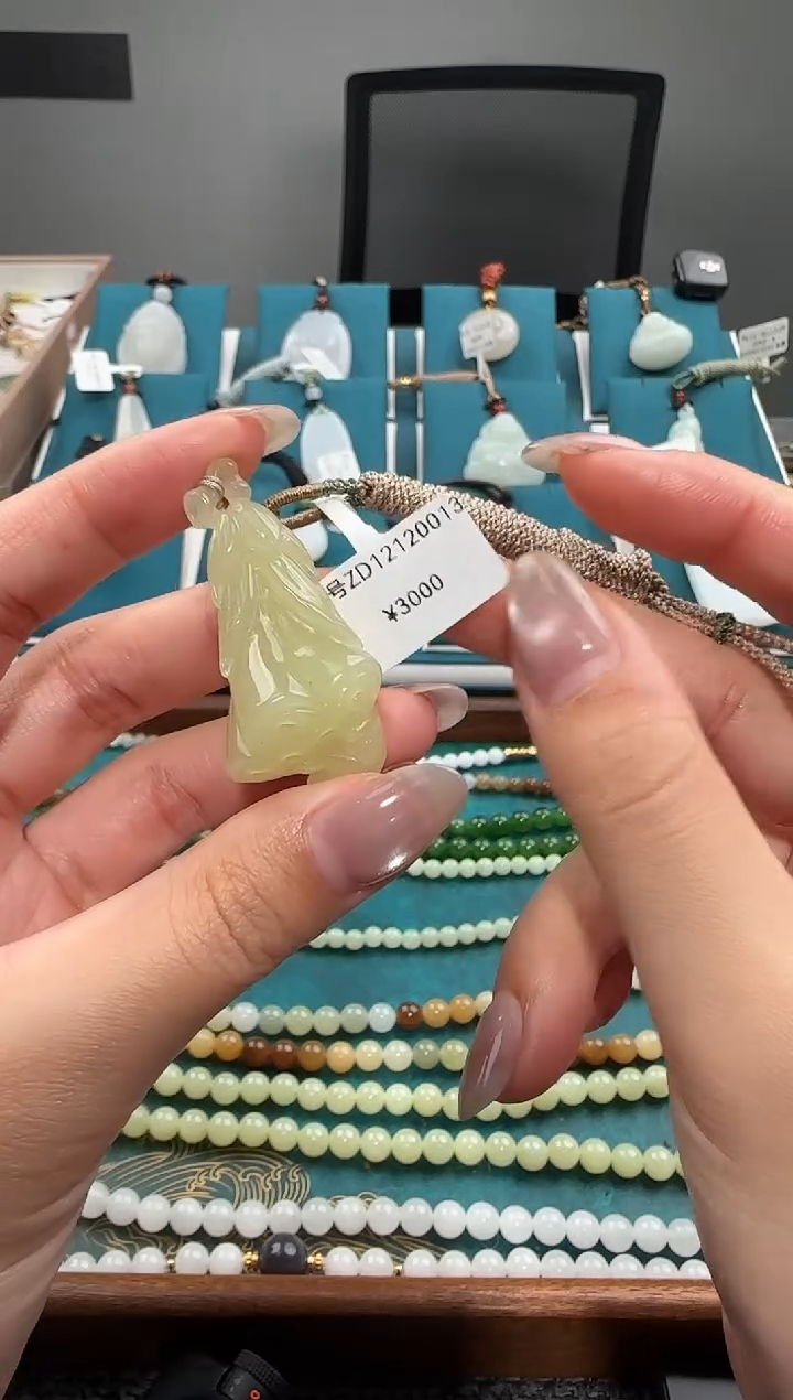 颈饰未镶嵌和田玉吊坠 ZD