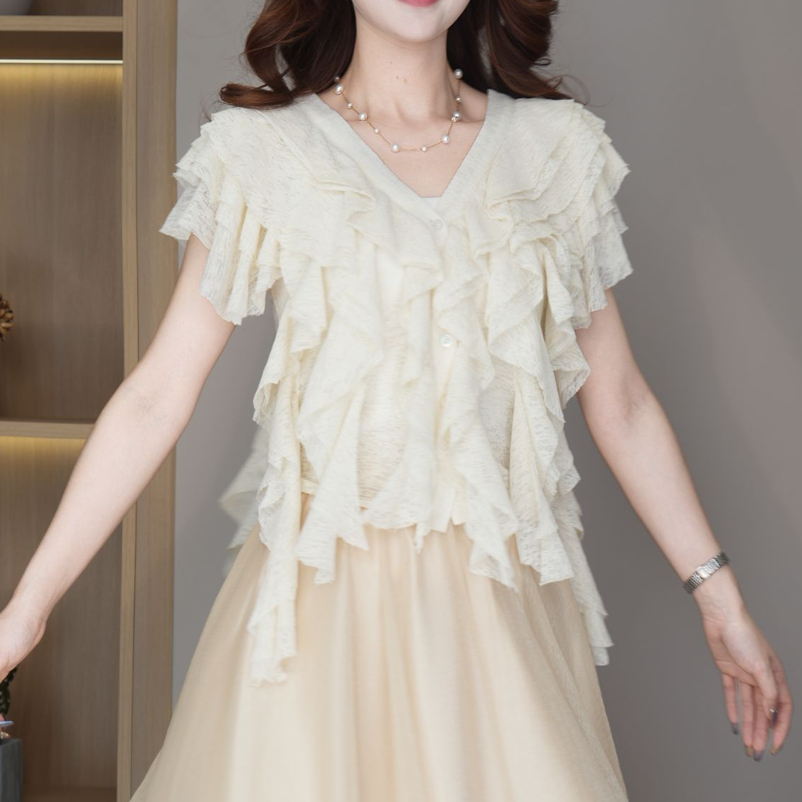 不规则荷叶边剪裁上衣V领气质时尚法式设计师2025年春夏新款