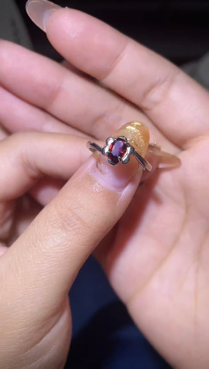 【闪购商品】石榴石戒指银S925镶嵌111111
