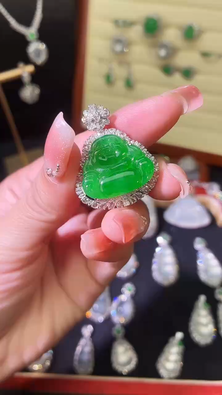 颈饰18K金镶嵌翡翠佛公