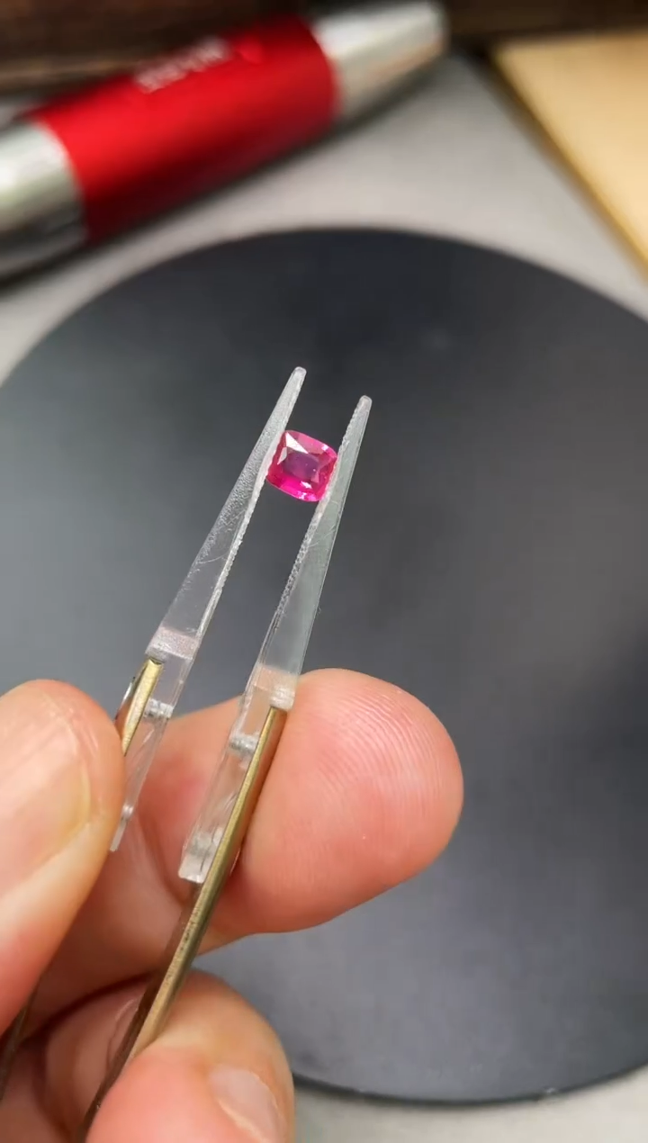 裸石红宝石柿**意无烧方形红宝石