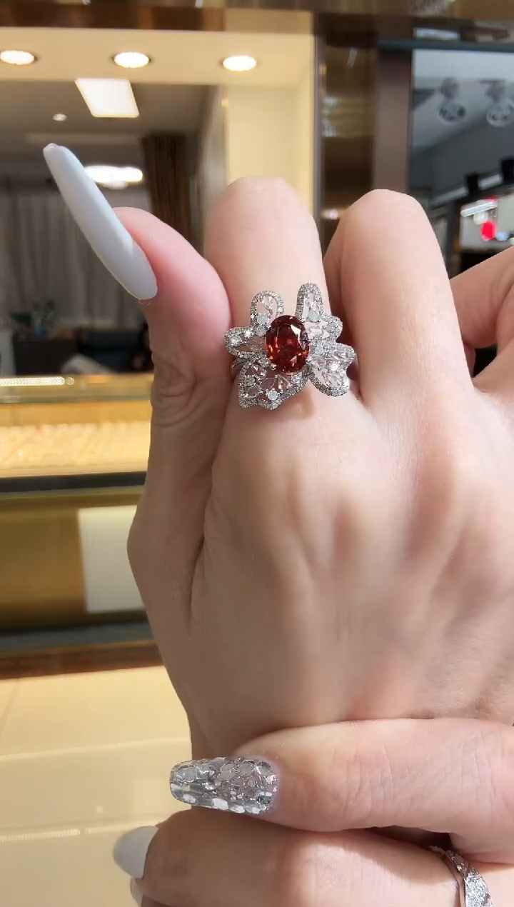 18K金镶嵌戒指石榴石（芬达石）2.00ct
