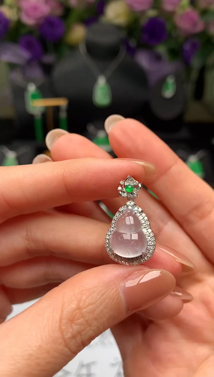 颈饰18K金镶嵌翡翠葫芦