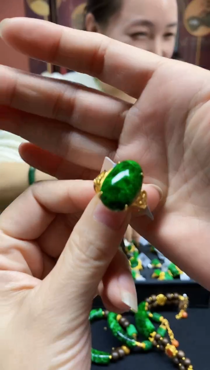 颈饰未镶嵌翡翠戒指