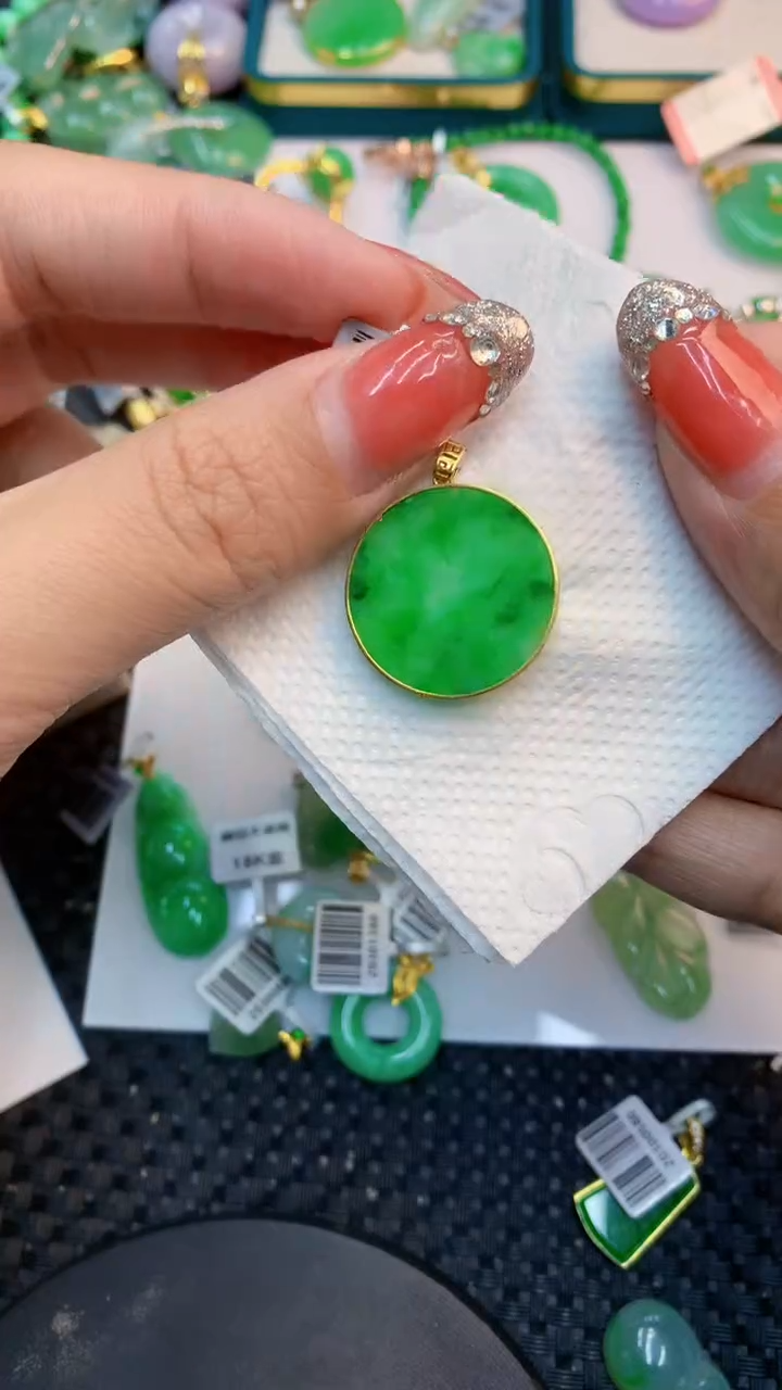 颈饰18K金镶嵌翡翠1