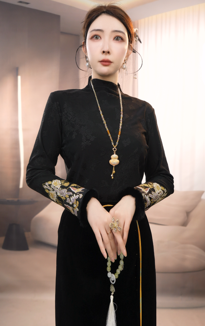 【蝶恋花】刺绣气质上衣打底纯色圆领加绒小衫复古时尚