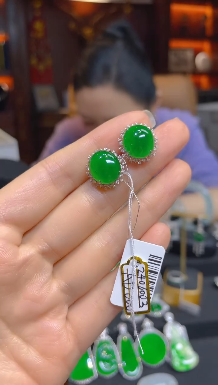 【闪购商品】翡翠耳饰18K金镶嵌118622天然A货翡翠蛋面耳钉