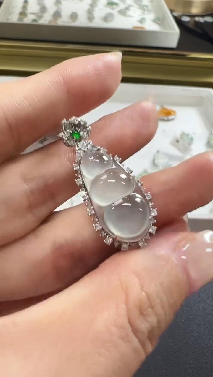 颈饰18K金镶嵌翡翠KLWT1205-010