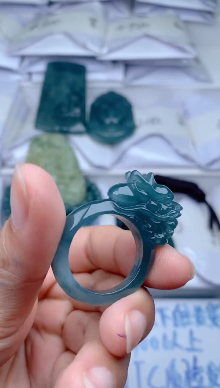 颈饰未镶嵌翡翠 