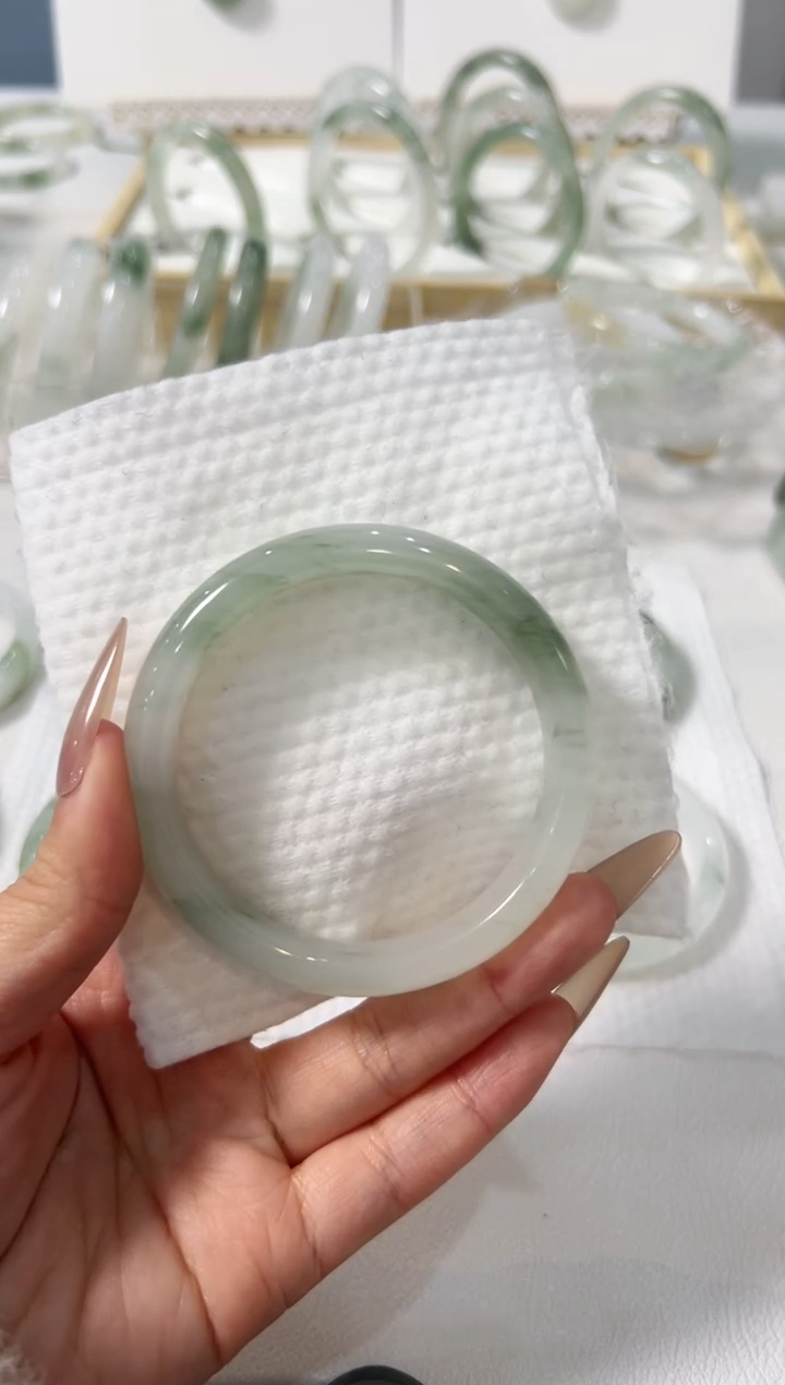 【闪购商品】石英质玉手镯未镶嵌56