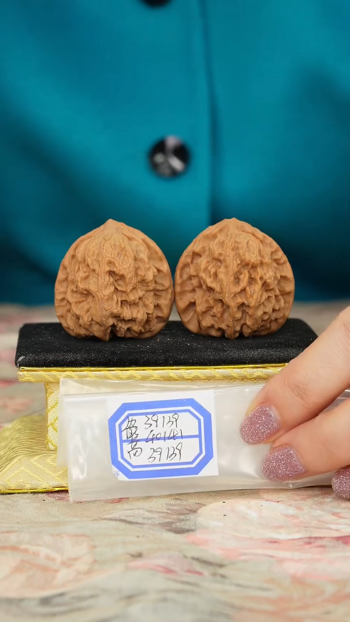 【闪购商品】文玩核桃把件梨木台