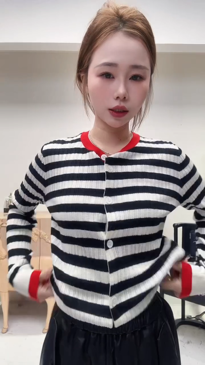 黑白条纹红领羊毛开衫