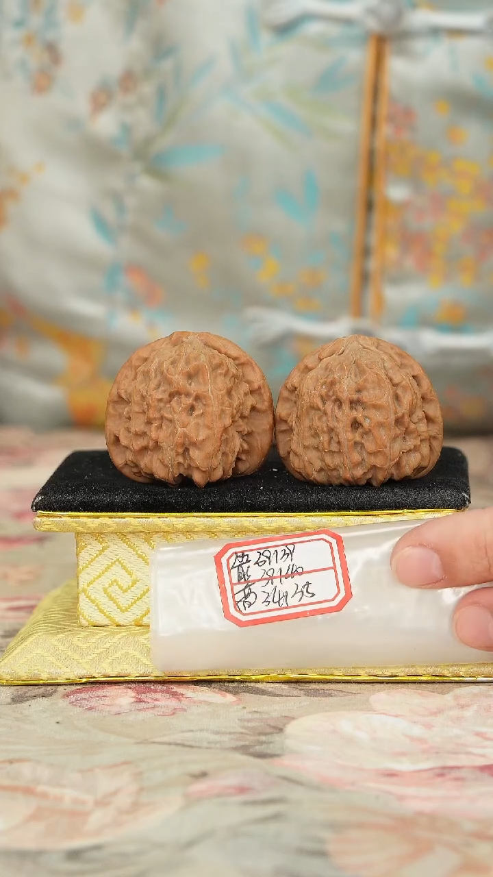 【闪购商品】文玩核桃把件白狮子微修