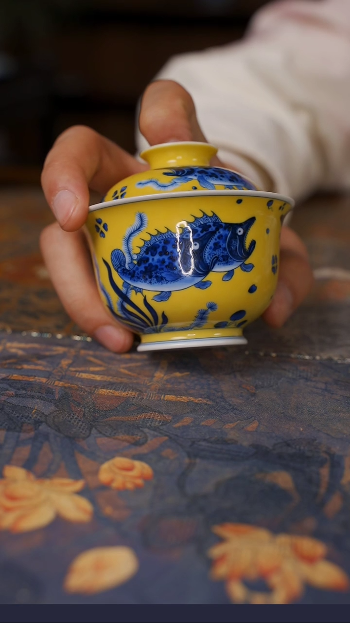 【闪购商品】杯水造青花黄釉鱼藻盖碗