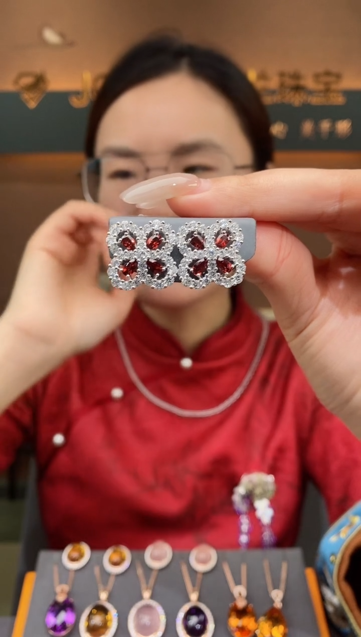 【闪购商品】石榴石耳钉银S925镶嵌石榴石耳钉