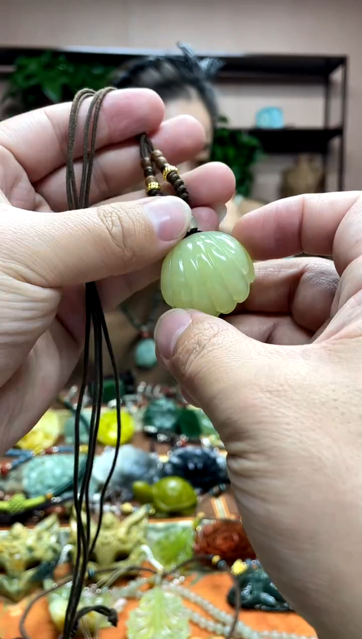 未镶嵌岫玉颈饰·
