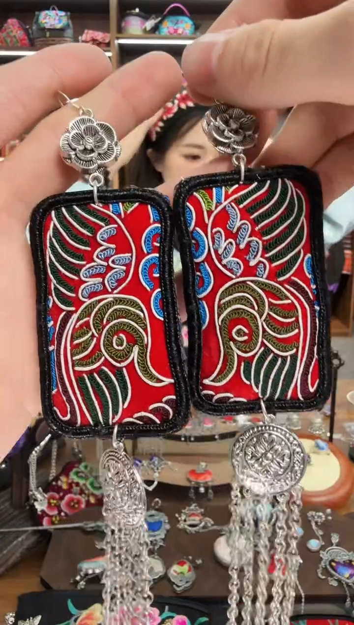 【闪购商品】织绣174蒙阿苏苗绣传承