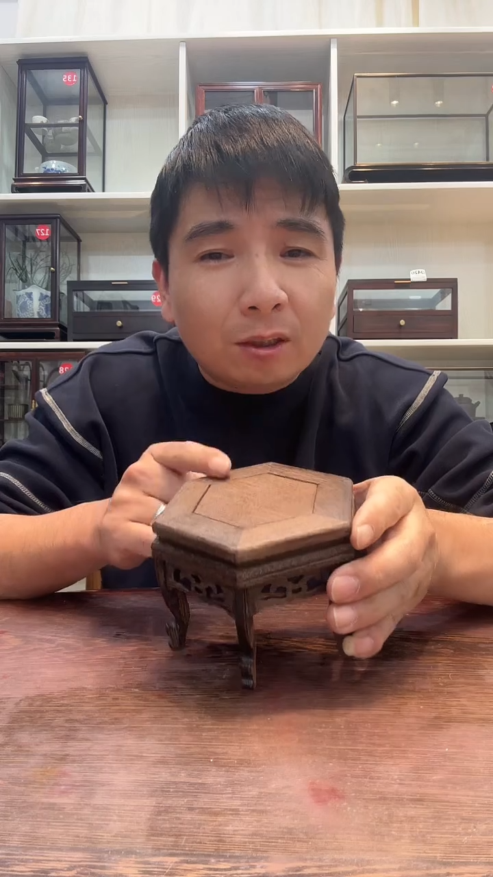 鸡翅木六角摆台480