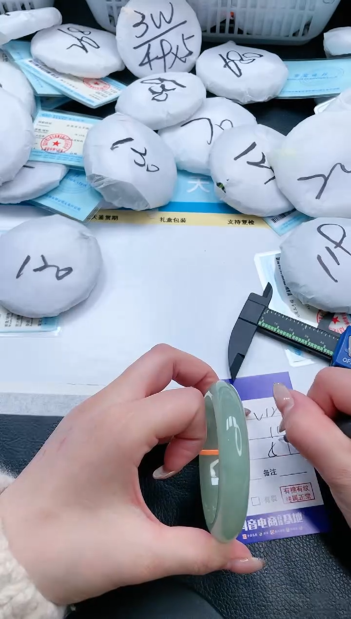 【闪购商品】石英质玉手镯未镶嵌16V125-55