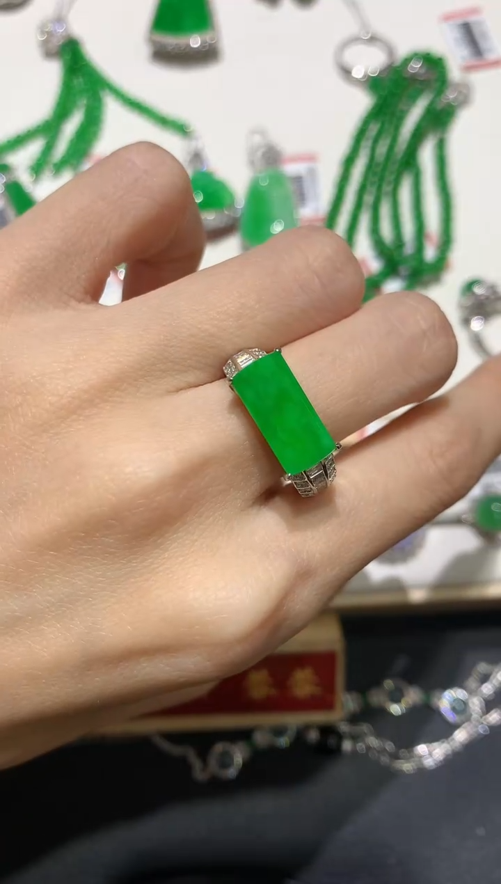 【闪购商品】翡翠吊坠(不含链)18K金镶嵌团购3