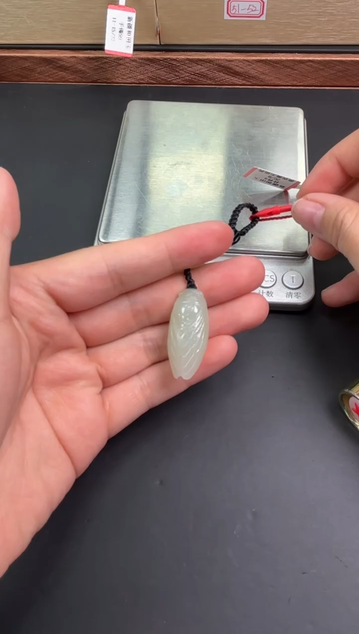 【闪购商品】和田玉吊坠(赠链)未镶嵌且末微色差近矿吊坠