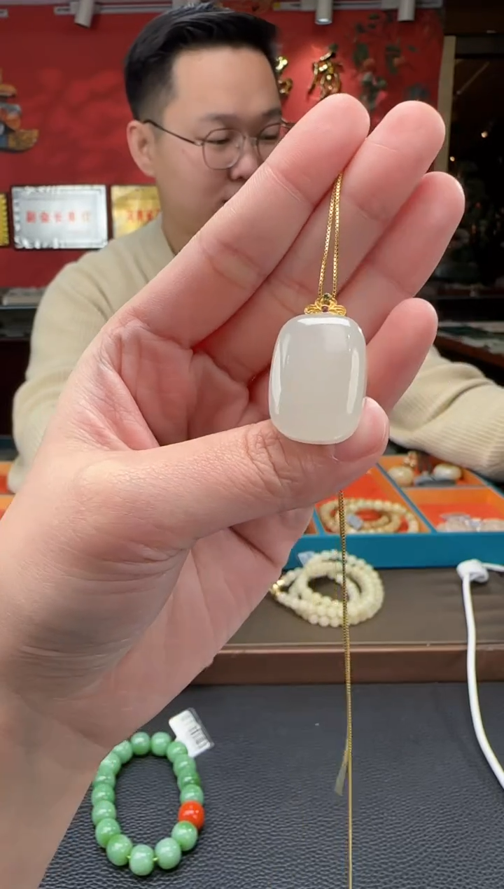 【闪购商品】和田玉颈饰18K金镶嵌白冰猫无事牌