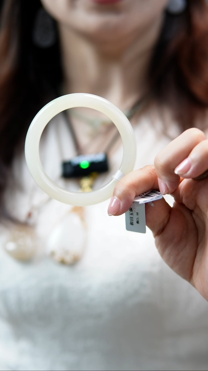 【闪购商品】和田玉手镯未镶嵌58-59正装白底翠