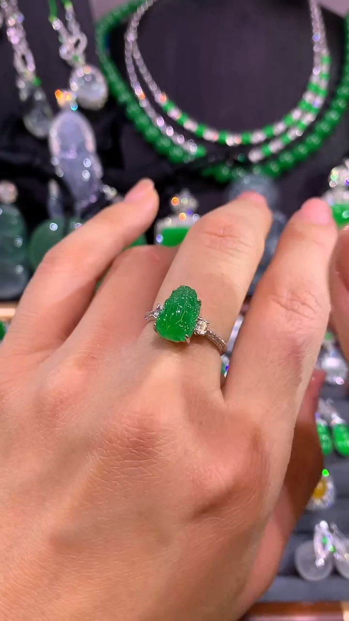 18K金镶嵌戒指翡翠戒指