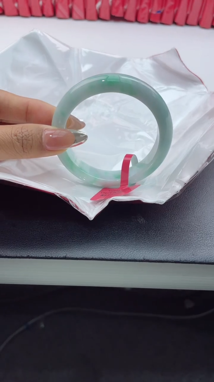【闪购商品】翡翠手镯未镶嵌1翡翠手镯（微瑕）
