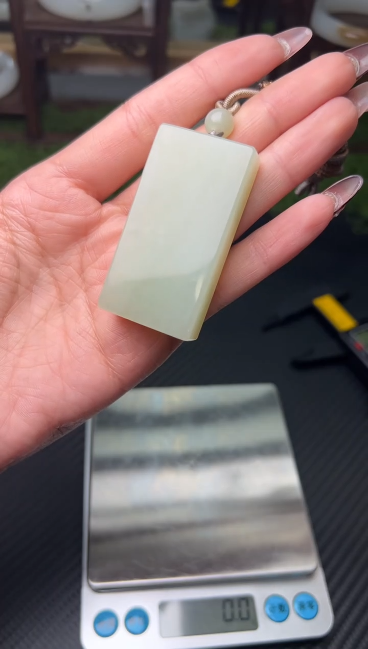 吊坠(赠链)未镶嵌和田玉且末微色差迪克兰二细吊坠
