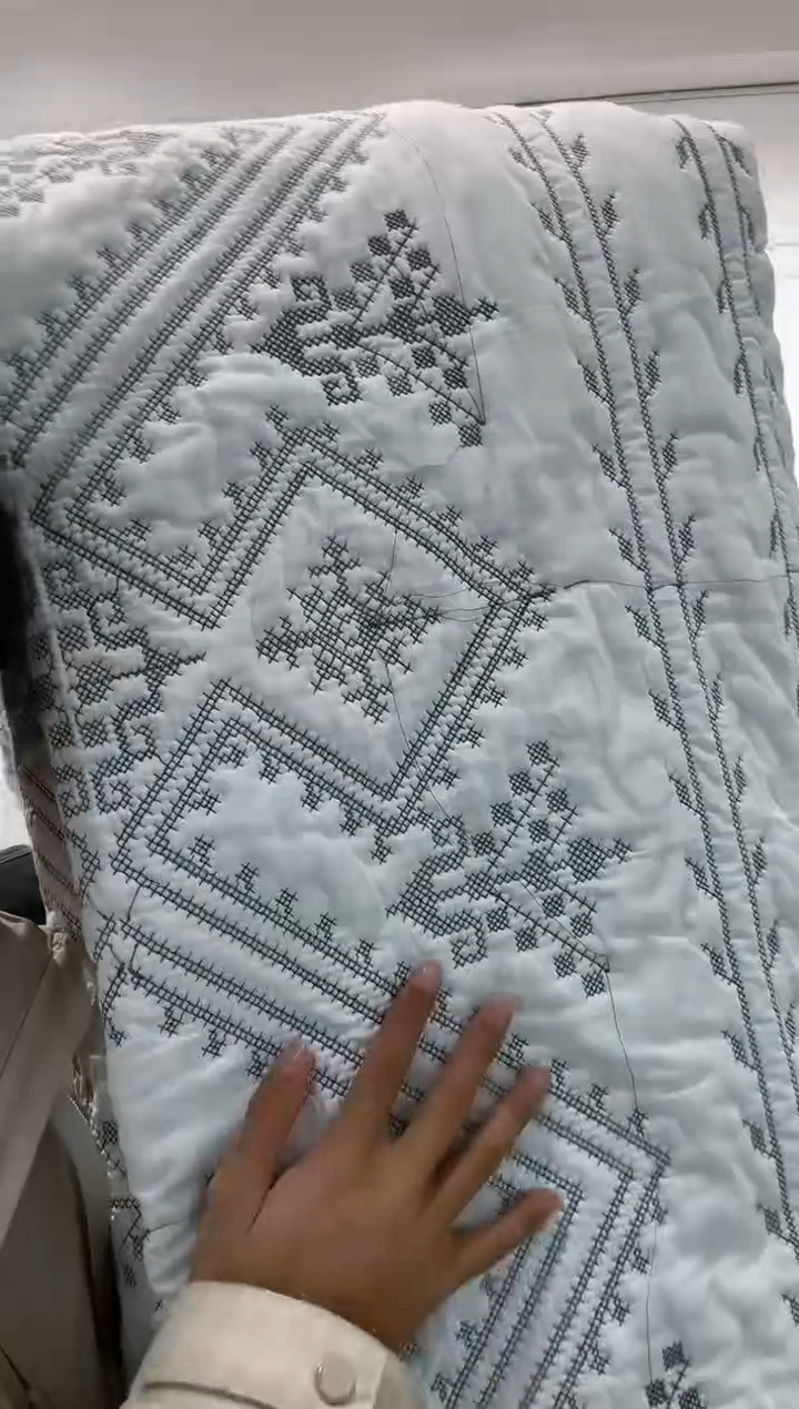棉250*270纯棉床盖68号破洞瑕疵