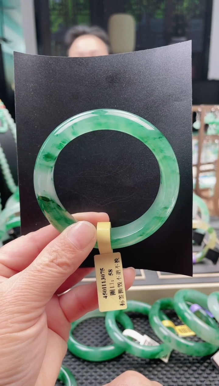 未镶嵌手镯石英质玉（非洲翠）手镯