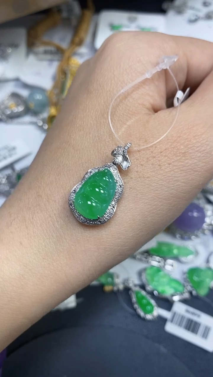 颈饰18K金镶嵌翡翠用****9颈饰 18K金镶嵌 翡翠