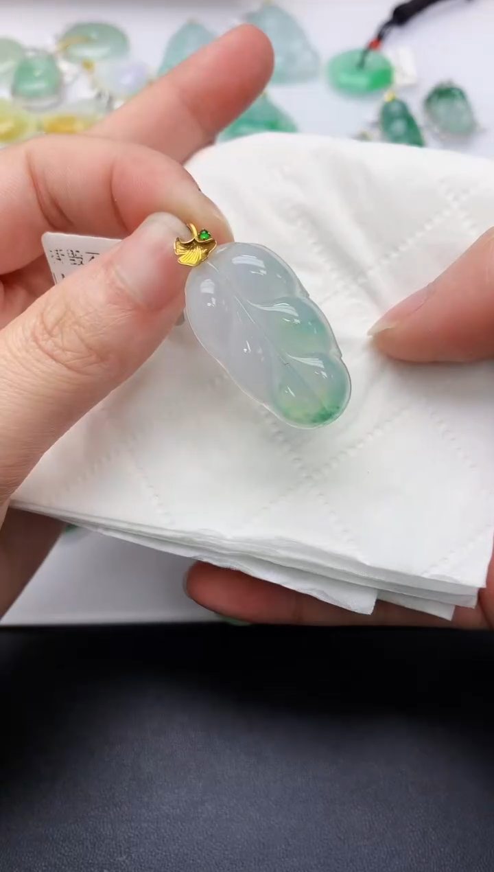 颈饰18K金镶嵌翡翠天然A货